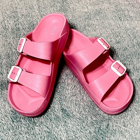 Pink rubber two strap slide sandals size 9 - Picture 2 of 7